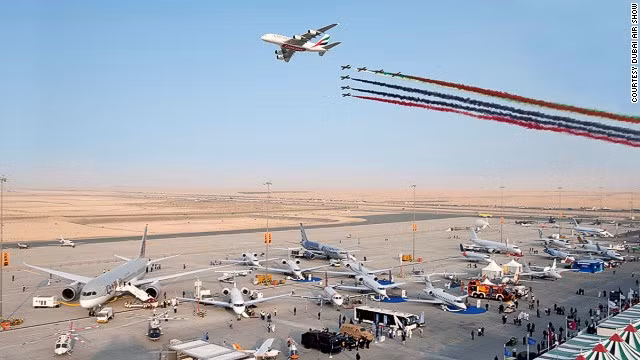 Có khoảng 160 máy bay dân dụng của Boeing và Airbus được trưng bày tại Triển lãm hàng không Dubai năm nay. Bên cạnh đó là hàng chục chiếc máy bay chiến đấu và máy bay trực thăng tấn công mới nhất, cùng các máy bay quân sự không người lái.