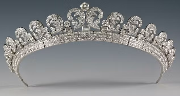 “Halo” là chiếc vương miện hoàn hảo được thiết kế bởi Robisnon Pellham với sự kết hợp của 739 viên kim cương nhỏ cùng 149 viên kim cương cỡ vừa. Chiếc vương miện danh giá này từng được đội bởi những phu nhân quyền lực của Hoàng gia là Công chúa Marganet và Công chúa Anne.