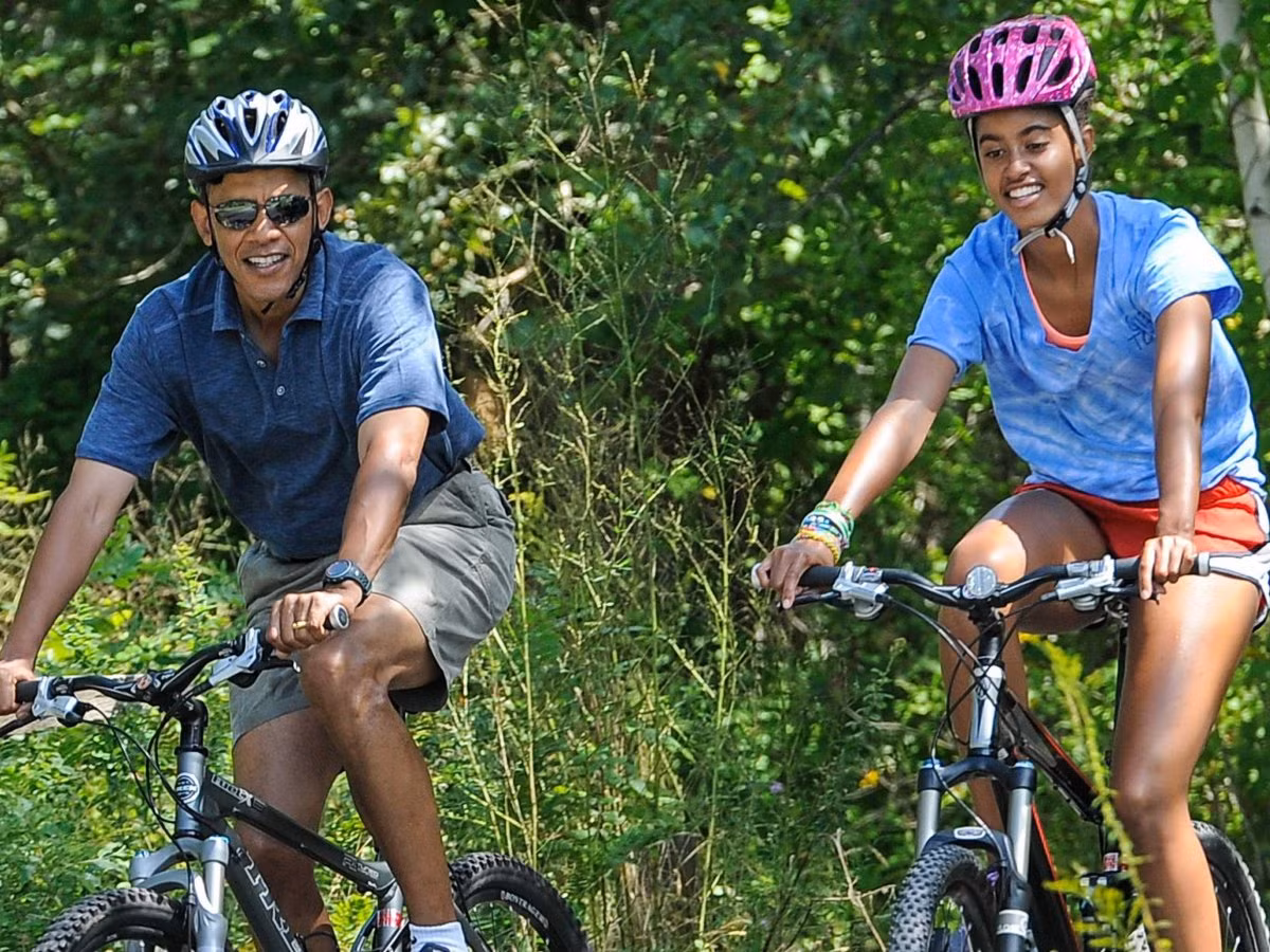 Tổng thống Obama thường dành thời gian chơi golf, bơi lội và đi xe đạp khi tới khu nghỉ dưỡng gần biển này trong các kỳ nghỉ dài.