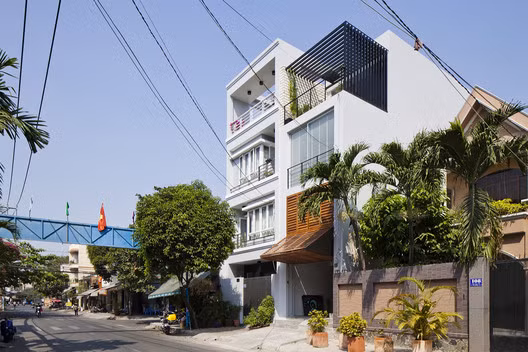 Với thiết kế hiện đại, biệt thự ở TP HCM vừa là không gian kinh doanh vừa là nơi ở của gia chủ.