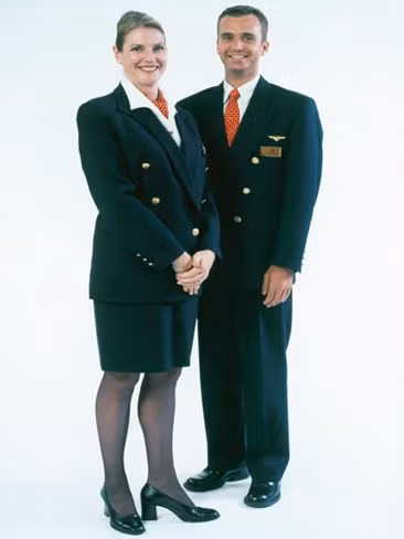 Đồng phục thanh lịch của các tiếp viên hàng không Qantas vào những năm giữa thập niên 90.