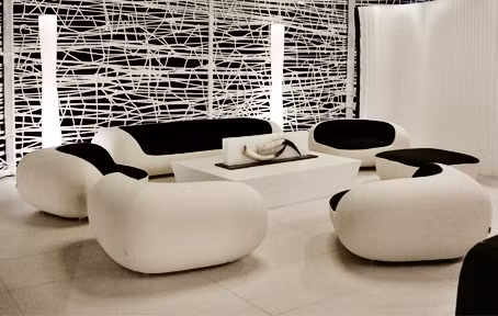 Hoặc chỉ đơn giản là những chiếc ghế đen trắng độc đáo thì phòng khách nhà bạn cũng đủ ấn tượng.
