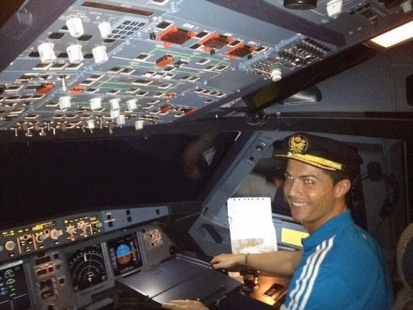 Chiếc chuyên cơ cá nhân mới tậu của Ronaldo có tên Gulfstream G200. Đây là loại máy bay phản lực thương mại 2 động cơ, thuộc dòng phi cơ thương gia tầm trung.