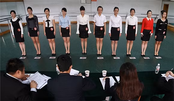 Trong buổi phỏng vấn, nhà tuyển dụng sẽ quan sát ngoại hình, tư thế, độ thân thiện và trình độ tiếng Anh của các ứng viên.