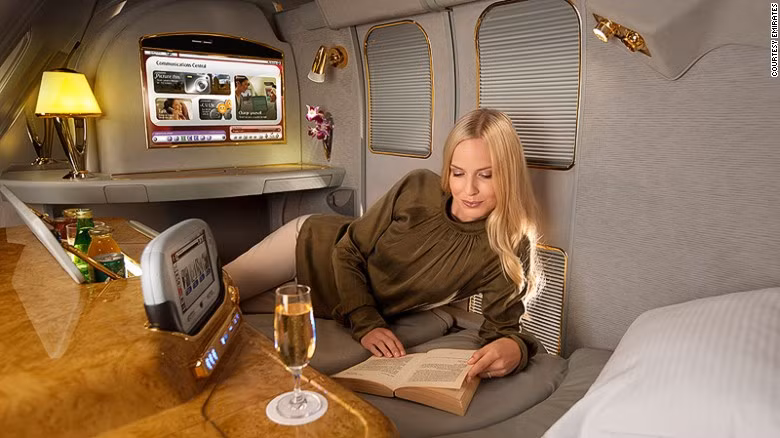 Trong đó, đứng đầu bảng danh sách là hãng hàng không Emirates cung cấp dịch vụ khoang hạng nhất với phòng riêng tiện nghi gồm ghế ngồi có thể ngả ra thành giường phẳng để nghỉ ngơi, màn hình TV 27 inch có 1.800 kênh truyền hình với tất cả các thứ tiếng. Ngoài ra, khách còn có một mini-bar riêng để nhấm nháp những ly rượu vang, champagne, cocktail và bia trên chuyến bay.