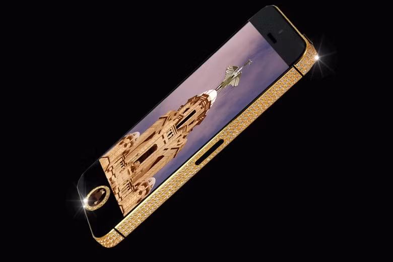 2. iPhone 5 Black Diamond (15 triệu USD): Kim cương đen là một trong những loại đá quý hiếm nhất trên thế giới. Chiếc iPhone 5 Black Diamond được nạm vàng 24 carat, đính 600 viên kim cương trắng còn phím Home gắn kim cương đen 26 carat trong khi màn hình được thay bằng kính sapphire siêu bền và logo "Quả táo" cũng được trang trí 53 viên kim cương.