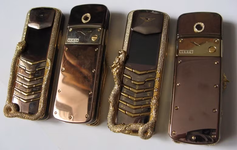 10. Vertu Signature Cobra (310.000 USD): Vertu Signature Cobra do một nhà thiết kế đồ trang sức người Pháp Frederic Boucheron thiết kế. Vỏ ngoài của điện thoại được trang trí bằng hình một con rắn hổ mang, bao quanh thân máy và rất nhiều kim cương, 2 viên ngọc lục bảo và 439 viên đá ruby. Vertu chỉ sản xuất duy nhất 8 chiếc Signature.
