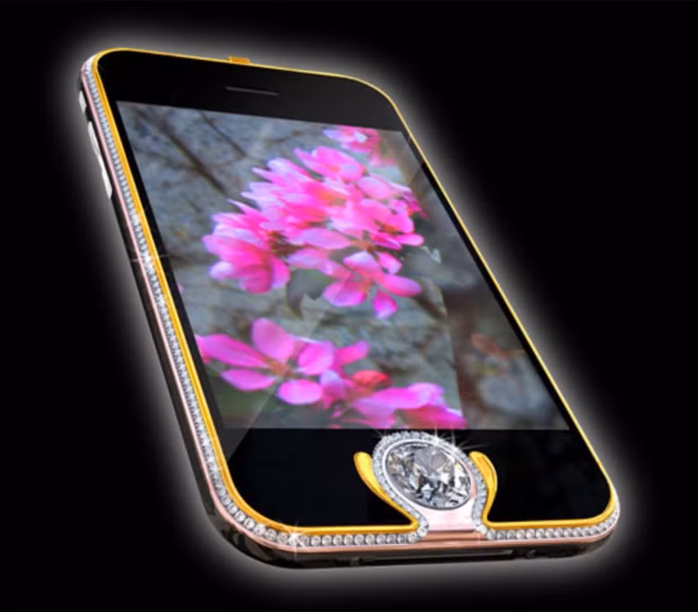 5. iPhone 3G Kings Button: Chiếc iPhone 3G được đính đầy kim cương và được rao bán với giá 2,4 triệu USD. Người thợ kim hoàn đến từ Áo có tên Peter Aloisson đã chế tác ra sản phẩm này, ông đã đính tổng cộng 138 viên kim cương lên chiếc iPhone 3G, trong đó viên kim cương to nhất 6,6 carat được đính vào phần nút Home của máy.