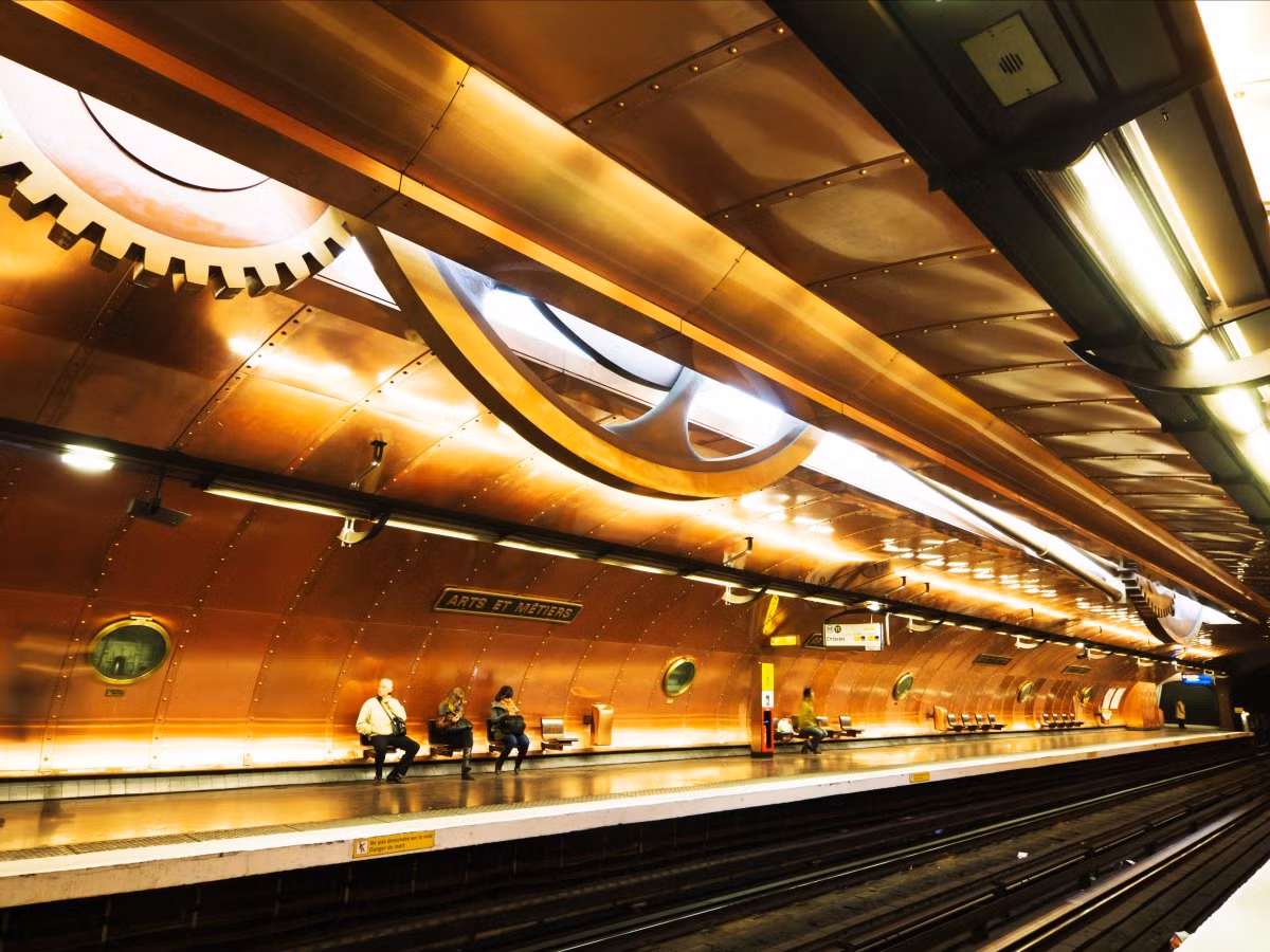 Hình ảnh mê hoặc bên trong nhà ga the Arts Et Métiers tại Paris, Pháp, được thiết kế bởi nghệ sĩ truyện tranh François Schuiten.