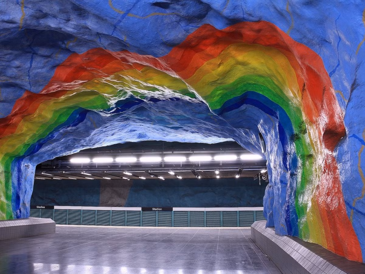 Hơn 90 nhà ga tàu điện ngầm ở Stockholm, Thụy Điển, đã được trang trí với các tác phẩm điêu khắc, tranh ghép, tranh vẽ của các nghệ sĩ. Một trong số đó là nhà ga Stadion (ảnh) được trang trí bởi nghệ sĩ Enno Hallek và Ake Pallarp với một bức tranh cầu vồng rực rỡ trên vòm trần.