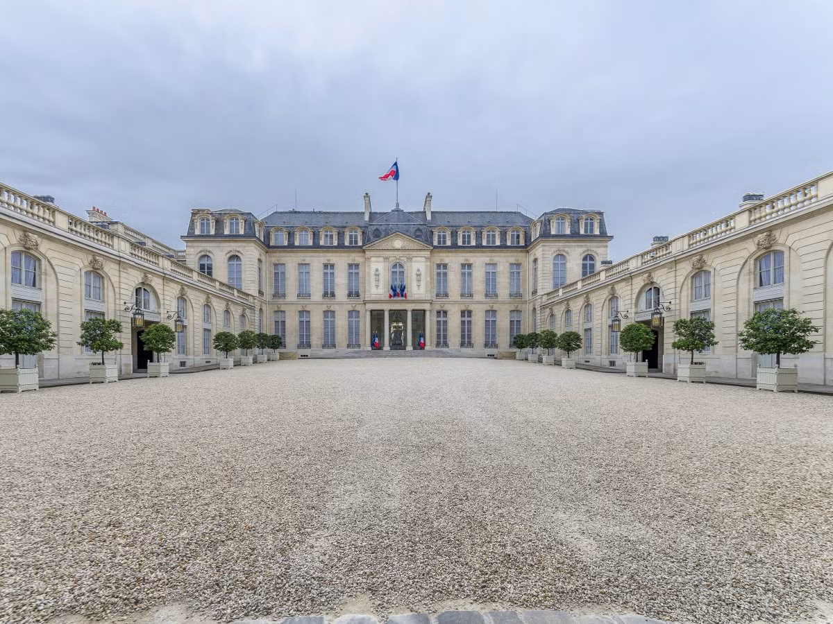 Cung điện Elysee (còn gọi là Palais de l'Elysée) đã là nơi ở chính thức của Tổng thống Cộng hòa Pháp từ những năm 1840. Tổng thống Pháp François Hollande đã sống ở đây từ năm 2012.