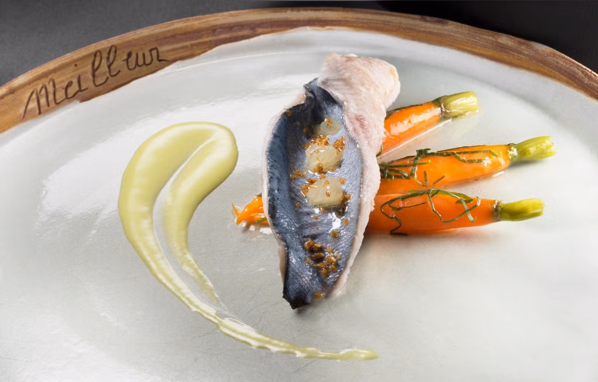 La Bouitte, có nghĩa là "ngôi nhà nhỏ" trong ngôn ngữ địa phương, là một nhà hàng sang trọng với ba sao Michelin.