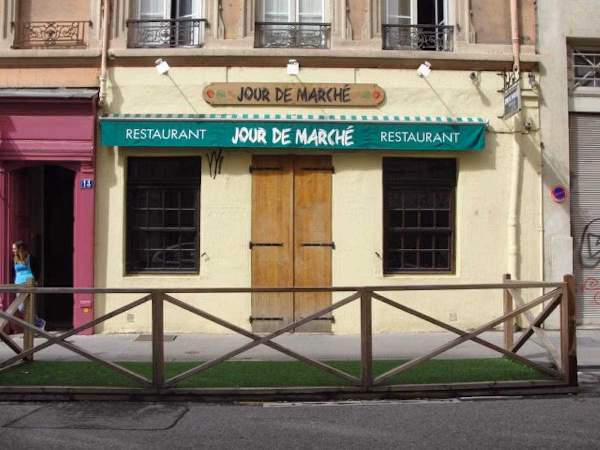 Nhà hàng Jour de Marché ở Lyon cũng là một trong những nơi lý tưởng để du khách thưởng thức các món ngon khi đến Pháp. Thực đơn của nhà hàng được thay đổi hàng ngày để phù hợp với thực phẩm có sẵn tại chợ.