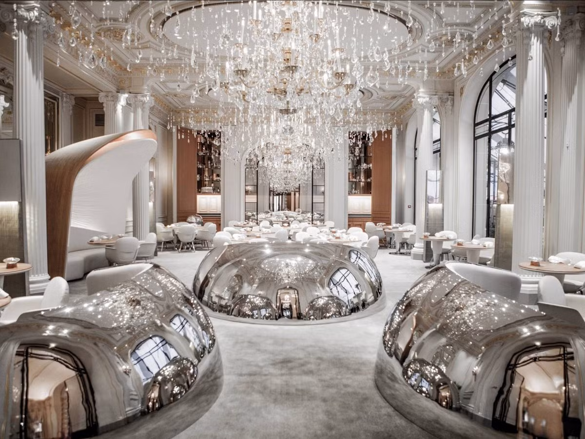 Alain Ducasse là một trong những đầu bếp nổi tiếng nhất trên thế giới, và nhà hàng của ông trong khách sạn Plaza Athénée ritzy Paris cũng hết sức danh tiếng. Nội thất nhà hàng được trang hoàng xa hoa để tạo không gian lộng lẫy cho thực khách thưởng thức các món ăn thượng hạng.