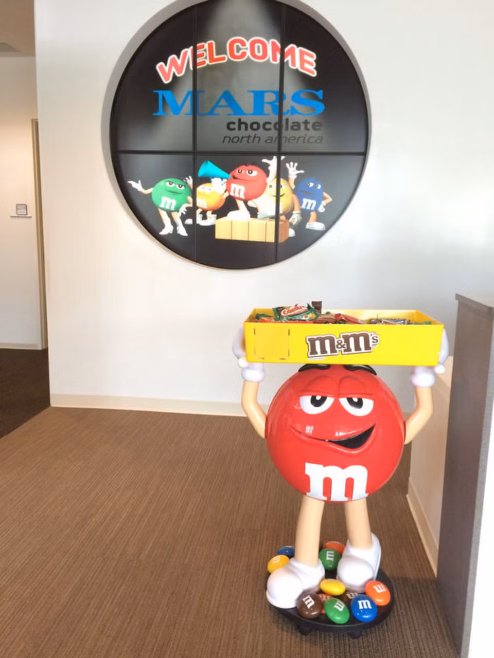 Các mô hình kẹo M&amp;M có mặt ở khắp mọi nơi trong trụ sở công ty Mars tại Hackettstown.
