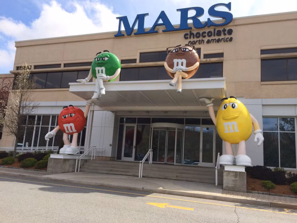 Đây là hình ảnh lối vào nhà máy sản xuất kẹo M&amp;M của công ty Mars tại Hackettstown (MỸ). Công ty này có nhiều nhãn hiệu kẹo khác nhưng riêng kẹo M&amp;M được sản xuất tại nhà máy Hackettstown.