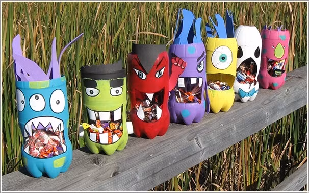 Những chiếc chai nhựa chủ đề Halloween để trang trí vườn.