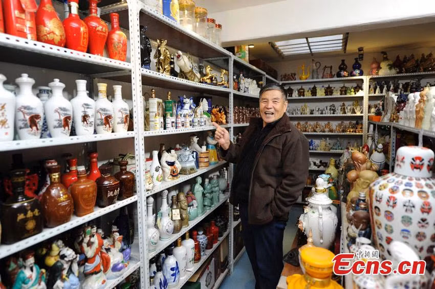 Mặc dù không bao giờ uống rượu nhưng ông lại có thú vui sưu tập những chai đựng rượu hình dáng độc lạ.