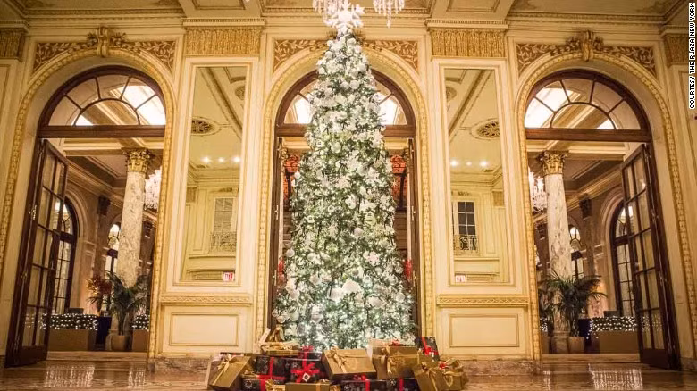 Cây thông lộng lẫy của khách sạn The Plaza (New York, Mỹ).