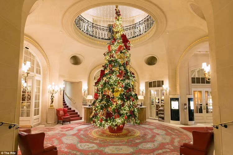 The Ritz, London (Anh): Năm nay, khách sạn được trang hoàng bằng một cây thông khổng lồ ở sảnh chính.