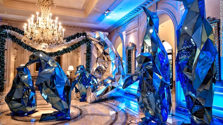 Các mô hình chim cánh cụt và gấu bắc cực độc đáo ở khách sạn Four Seasons ở Paris (Pháp).