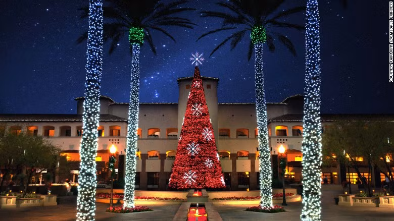 Cây thông Noel màu đỏ rực nổi bật giữa không gian khách sạn Fairmont Scottsdale Princess ở Mỹ.
