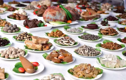 Người sáng tạo ra bàn tiệc 108 món này là những nghệ nhân đến từ Hami (Tân Cương). Các món ăn trên bàn tiệc gồm rau xào thịt lợn, bánh bao, sườn lợn,… bàn tiệc trị giá 200.000 NDT (tương đương hơn 700 triệu đồng).