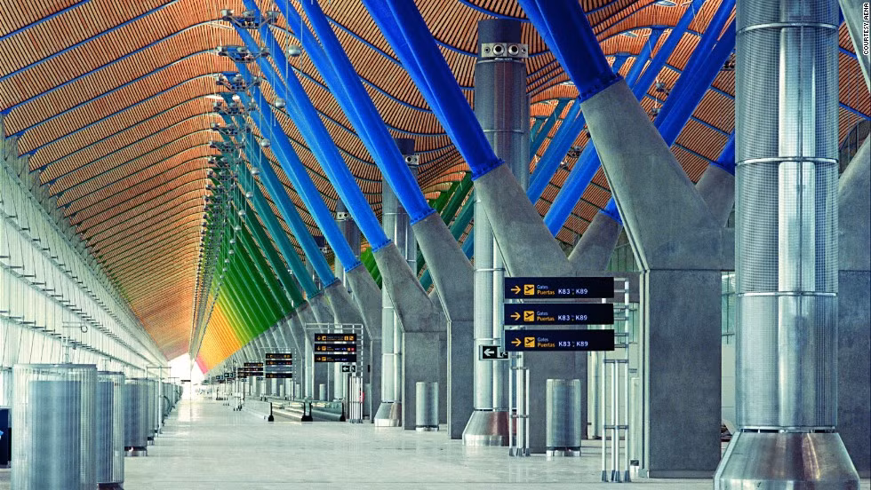Từ khi ra đời, sân bay Madrid-Barajas (Tây Ban Nha) đã gây ấn tượng với lối kiến trúc hiện đại.
