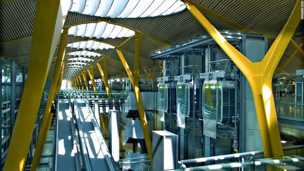 Hệ thống đèn chiếu sáng ở sân bay Madrid-Barajas được bố trí mang đến không gian ngồi chờ và làm thủ tục lên máy bay sinh động cho hành khách.