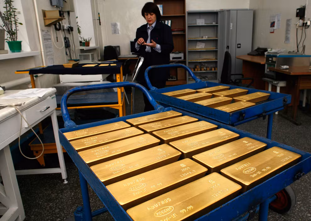 Các khay vàng chuẩn bị được đem đi cân và đóng gói tại nhà máy sản xuất vàng thỏi Krastsvetmet ở Siberia (Nga).