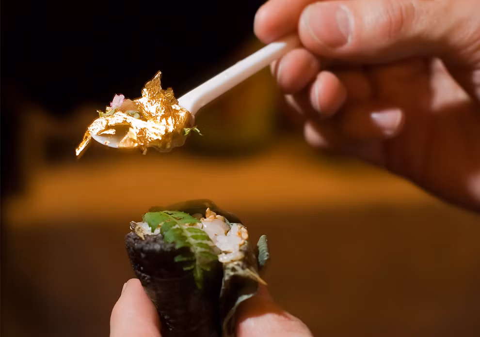 Món sushi vàng lá được chế biến tại trung tâm triển lãm Olympia ở phía tây London (Anh) vào ngày 14/11/2009.