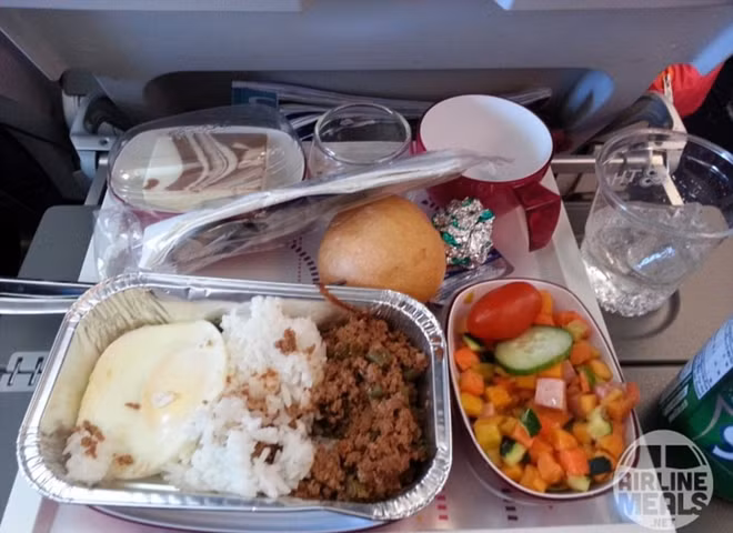 Một bữa ăn của hãng Thai Airways bị hành khách chê rằng món salad có mùi còn thịt thì nguội lạnh, khô khốc.
