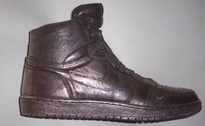 Silver Air Jordan 1 – 60.000 USD: Đôi giày đắt đỏ từng thuộc về Michael Jordan được rao bán trên mạng đấu giá eBay với giá 60.000 USD. Người bán cho hay, đôi giày là món quà sinh nhật của Michael Jordan tặng cách đây vài năm. Ngôi sao bóng rổ này từng là đại sứ thương hiệu cho dòng sản phẩm giày nike Jordan.