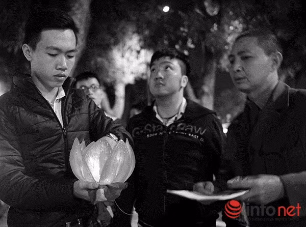Nhiều người đã làm những chiếc đèn hoa sen cầu kỳ đến đặt trước cổng ngôi nhà số 30 Hoàng Diệu để thể hiện sự ngưỡng mộ, lòng thành kính với Đại tướng.