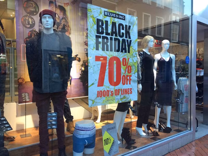 Các cửa hàng thời trang giảm giá lên tới 50-70% trong ngày Black Friday.