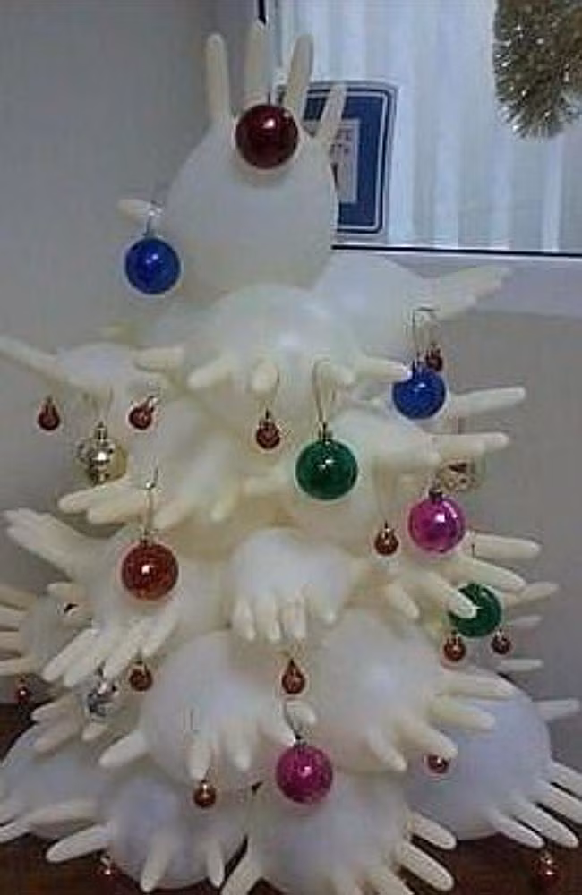 Cây thông Noel kỳ dị được làm từ găng tay cao su.