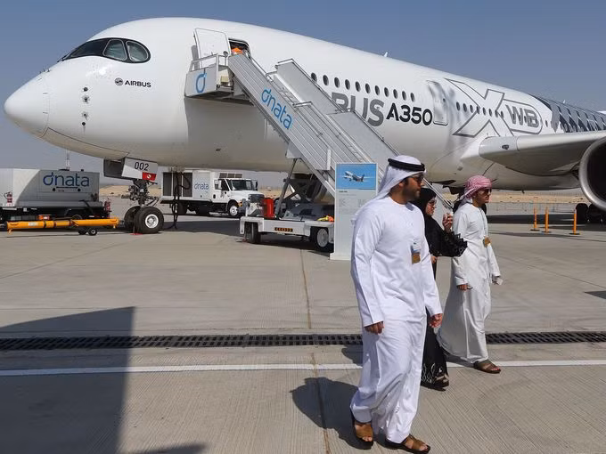 Có khoảng 160 máy bay thương mại của Boeing và Airbus được trưng bày tại Triển lãm hàng không Dubai. Bên cạnh đó là hàng chục chiếc máy bay chiến đấu và máy bay trực thăng tấn công mới nhất, cùng các máy bay quân sự không người lái. Ảnh: chiếc Airbus A350 xuất hiện tại Dubai Airshow 2015.