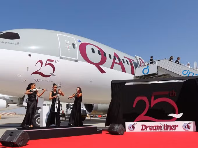 Các nghệ sĩ biểu diễn ca nhạc ngay cạnh chiếc Boeing 787 Dreamliner thứ 25 trong phi đội bay của hãng Qatar Airways đang trưng bày tại triển lãm Dubai Airshow năm nay.