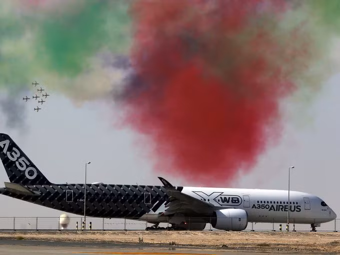 Chiếc máy bay Airbus A350 ấn tượng với màu sơn đen trắng xuất hiện tại Dubai Airshow.