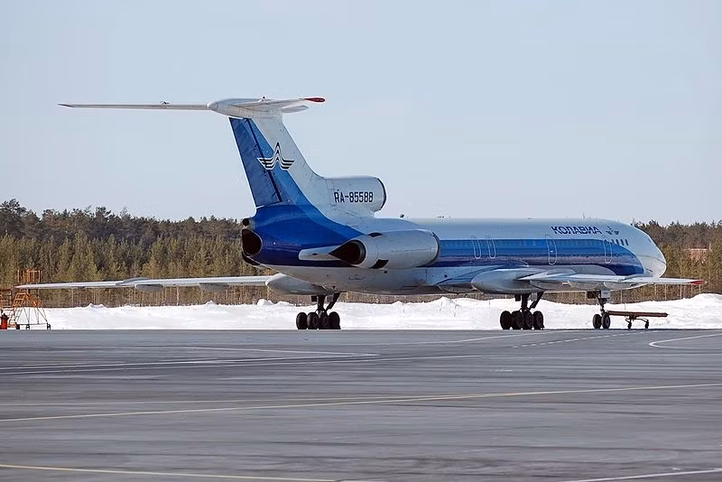 Một chiếc máy bay chở khách ba động cơ tầm trung Tupolev Tu-154B cũ của hãng Metrojet.