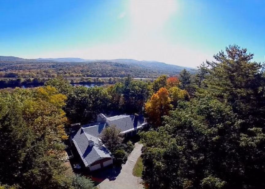 4. White Mountains Rental ở New Hampshire (Mỹ): Nằm ở trung tâm của dãy núi White, khu nghỉ dưỡng này có 7 phòng ngủ, 7 phòng tắm đầy đủ tiện nghi. Các phòng đều nhận được nhiều ánh sáng tự nhiên nhờ hệ thống cửa sổ lớn. Giá nghỉ ở đây là 1.145 USD/đêm.