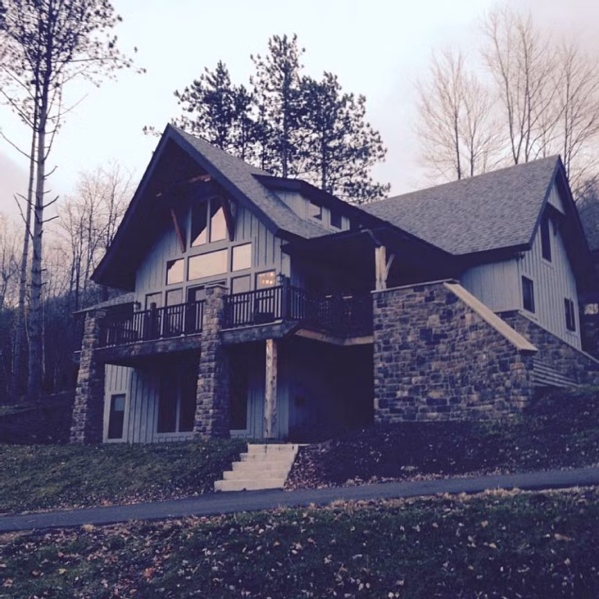 3. Ellicottville Chalet, New York (Mỹ): Khu nghỉ dưỡng trượt tuyết này được thiết kế theo phong cách cổ điển với cửa sổ lớn và trần nhà cao. Bồn tắm nước nóng ngoài trời rộng rãi, trang trí bằng đèn chùm tròn, lò sưởi đá, phòng ngủ lớn. Với khả năng chứa đến 16 khách, khu nghỉ dưỡng này là một điểm hội ngộ tuyệt vời cho các buổi hội họp gia đình lớn hoặc một chuyến pinic với bạn bè.