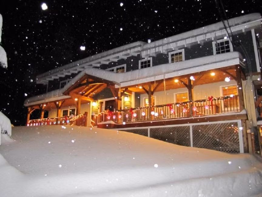 5. The Big House ở Killington, Vermont (Mỹ): Với 12 phòng ngủ và phòng tắm, khách sạn này cung cấp tiện nghi cuộc sống với các đặc quyền của một trong những khu trượt tuyết tốt nhất trong nước. Khu nghỉ dưỡng xa hoa này mang đến cho du khách cảm giác như đang nghỉ ngơi ở nhà mình. Giá phòng ở The Big House là 3.300 USD/đêm.