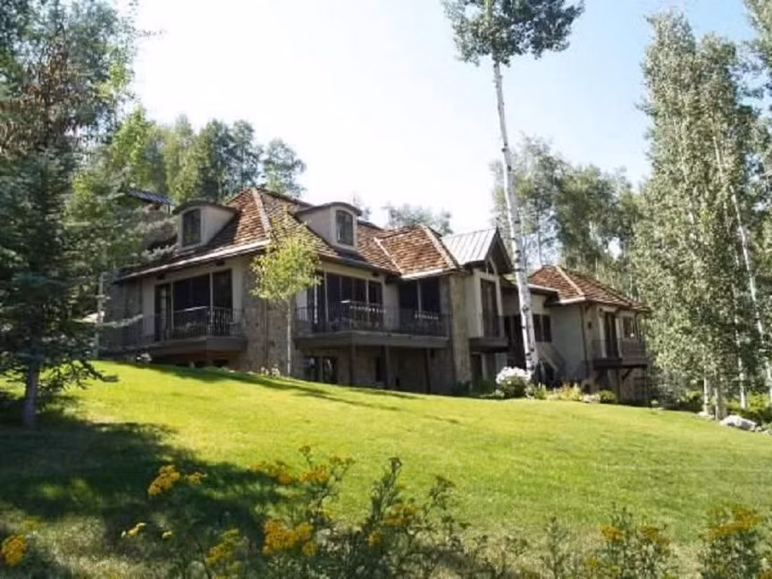 7. Slopeside tại Adams Avenue, Colorado: Khu nghỉ dưỡng này có 5 phòng ngủ và 5 phòng tắm, cùng với một văn phòng rộng rãi, phòng khách và phương tiện giải trí đầy đủ. Bỏ ra 4.725 USD/đêm, bạn có thể trải nghiệm sống trong một ngôi nhà có phong cách mộc mạc với vị trí dễ dàng tiếp cận khu trượt tuyết.