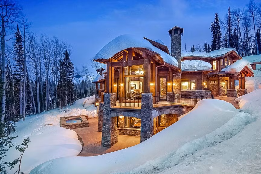 1. Red Cloud Estate, Utah (Mỹ): Red Cloud Estate là khu nghỉ dưỡng trượt tuyết đáng mơ ước đối với nhiều người yêu thích môn trượt tuyết. Khu nghỉ dưỡng này có 8 phòng ngủ và 11 phòng tắm. Giá nghỉ ở khu resort này dao động từ 10.000-12.000 USD/đêm.