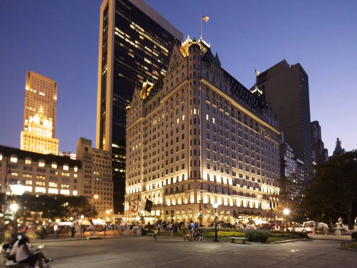 Nằm ở vị trí trắc địa giao giữa đại lộ 5 và công viên Central Park South, khách sạn dát vàng này được xem là một điểm đến hàng đầu cho những người nổi tiếng, nhà văn và các nhà lãnh đạo.