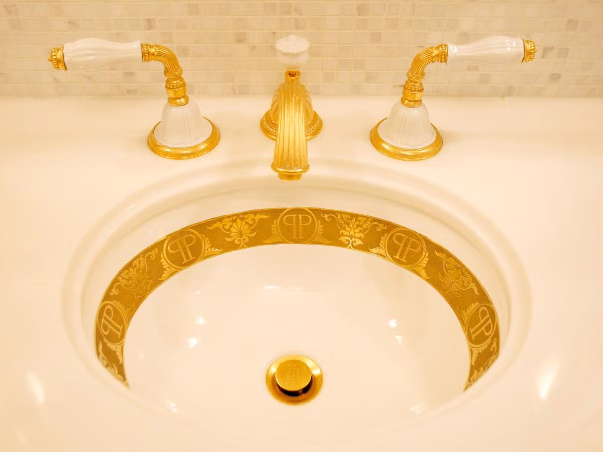 The Plaza Hotel cũng là khách sạn duy nhất trên thế giới cung cấp bồn rửa và đồ đạc mạ vàng 24 karat.