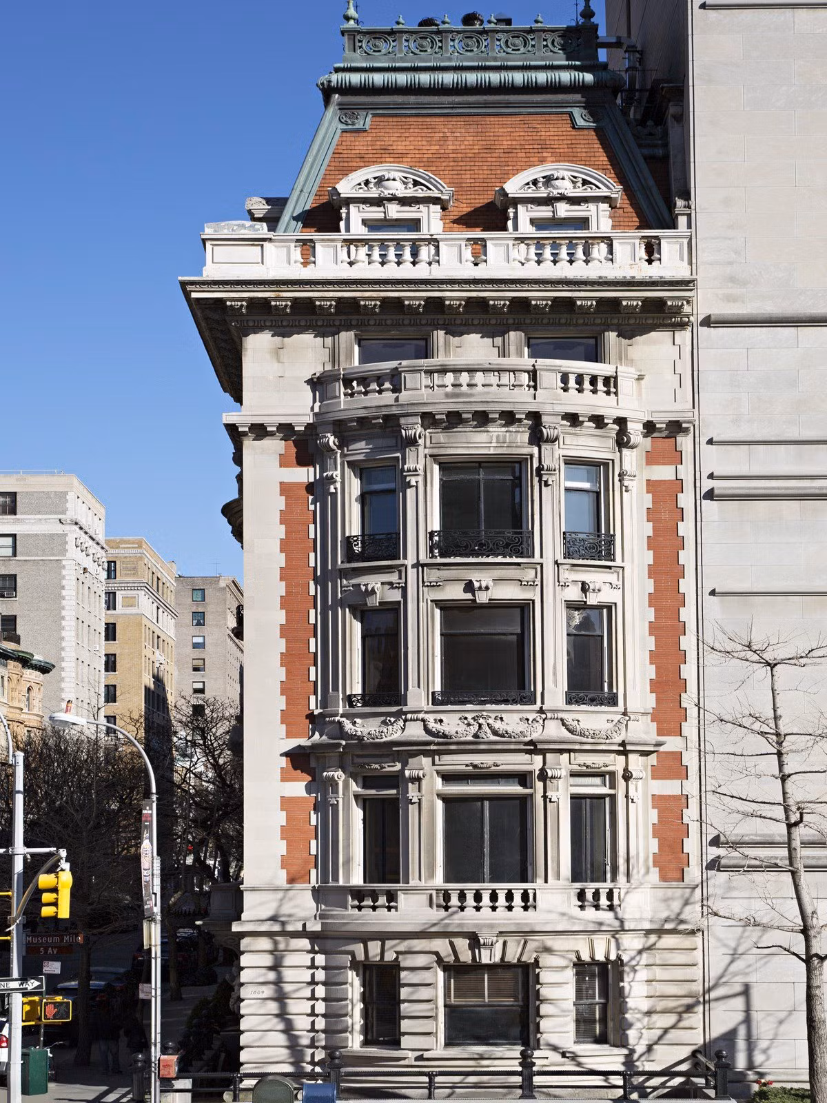 "Cung điện" này, nằm ở đại lộ Fifth Avenue, đối diện Bảo tàng Nghệ thuật Metropolitan, từng là nơi đặt trụ sở của một tòa án.