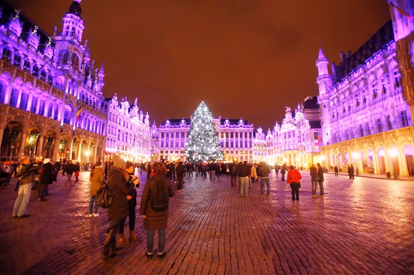 Cây thông Noel chiếu sáng giữa cung điện Grand Place, nơi tổ chức hội chợ Giáng sinh tại Brussels, Bỉ.