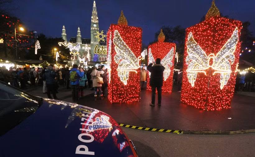 Hội chợ Giáng sinh ở Vienna, Áo, được trang hoàng lộng lẫy.